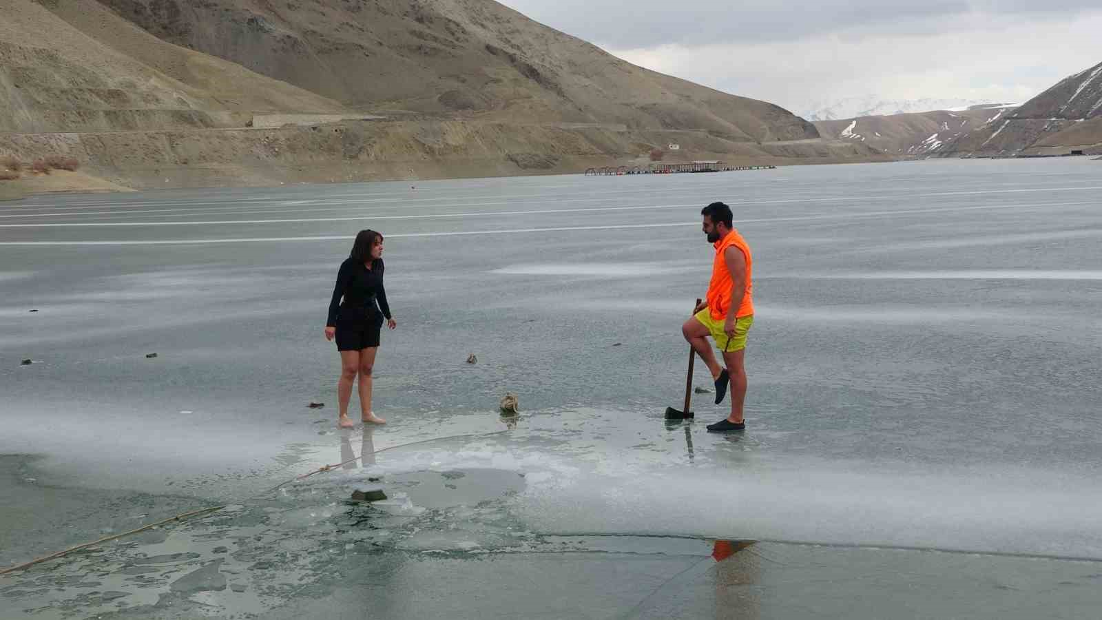 Gezgin öğretmen Zernek Barajı’ndan Van Gölü mesajı
Gezgin öğretmen Zernek Barajı’ndan Van Gölü mesajı