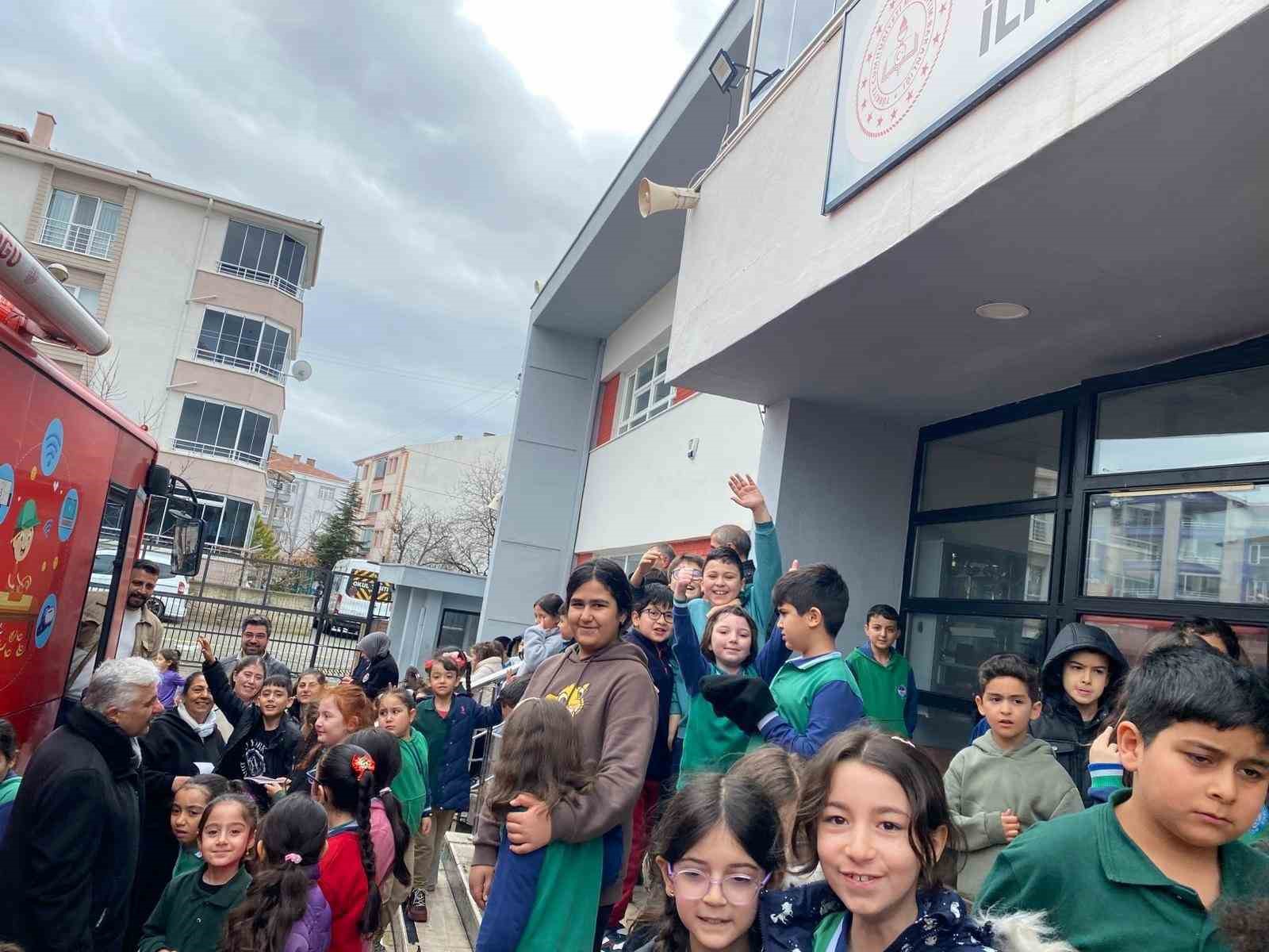 Gezici kütüphane Kırşehir’de 200 kitabı öğrenci ile buluşturdu
