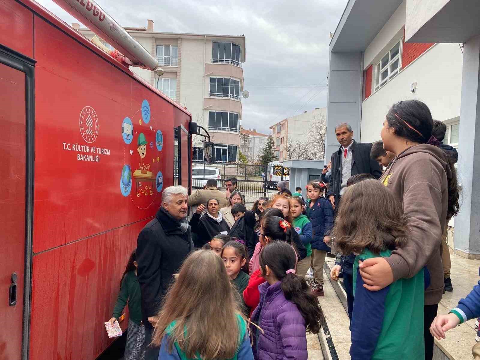 Gezici kütüphane Kırşehir’de 200 kitabı öğrenci ile buluşturdu
