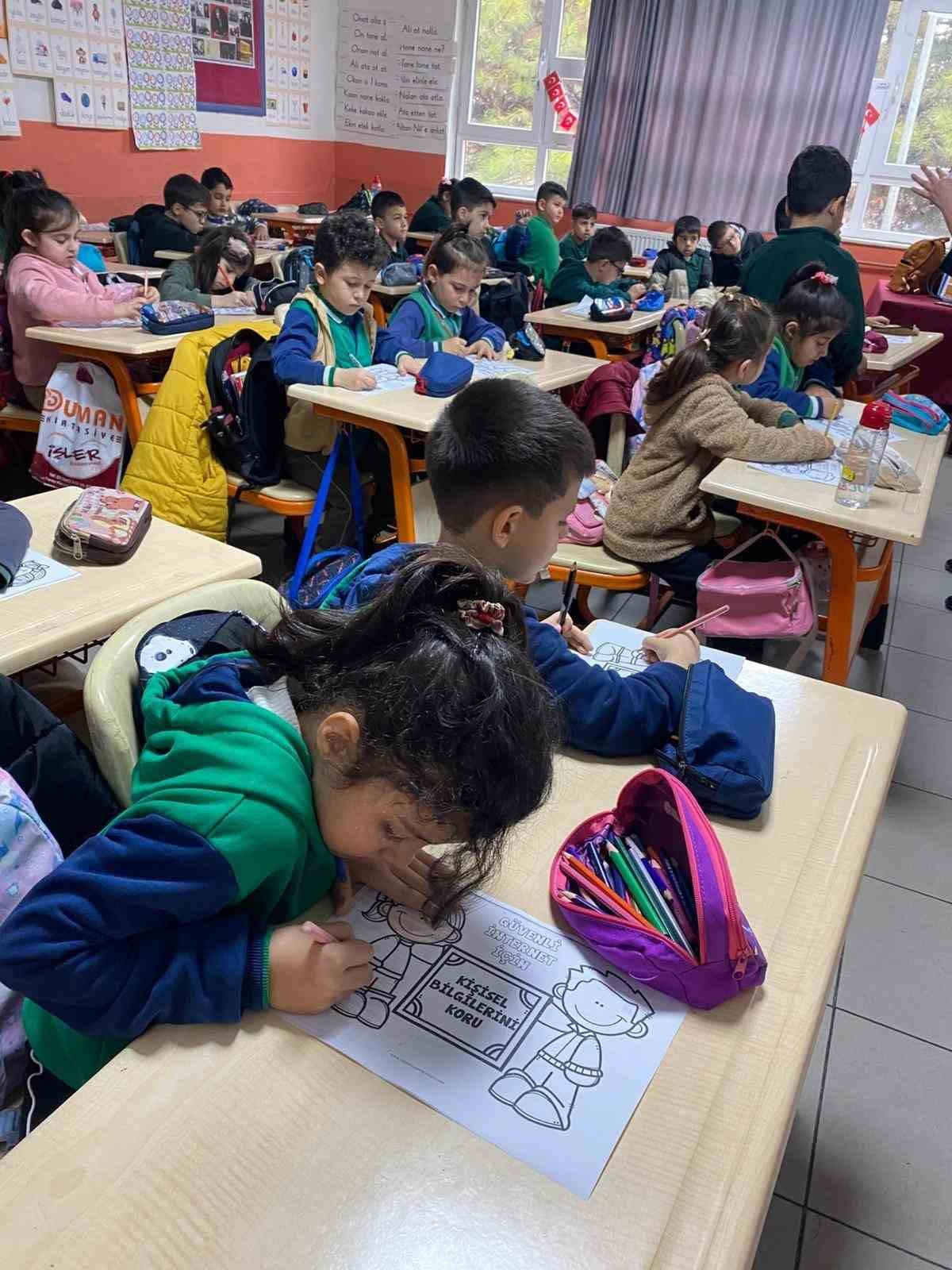 Gezici kütüphane Kırşehir’de 200 kitabı öğrenci ile buluşturdu
