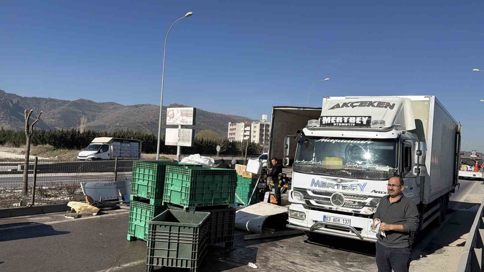 Gıda malzemesi yüklü tır refüje girdi: 1 yaralı
