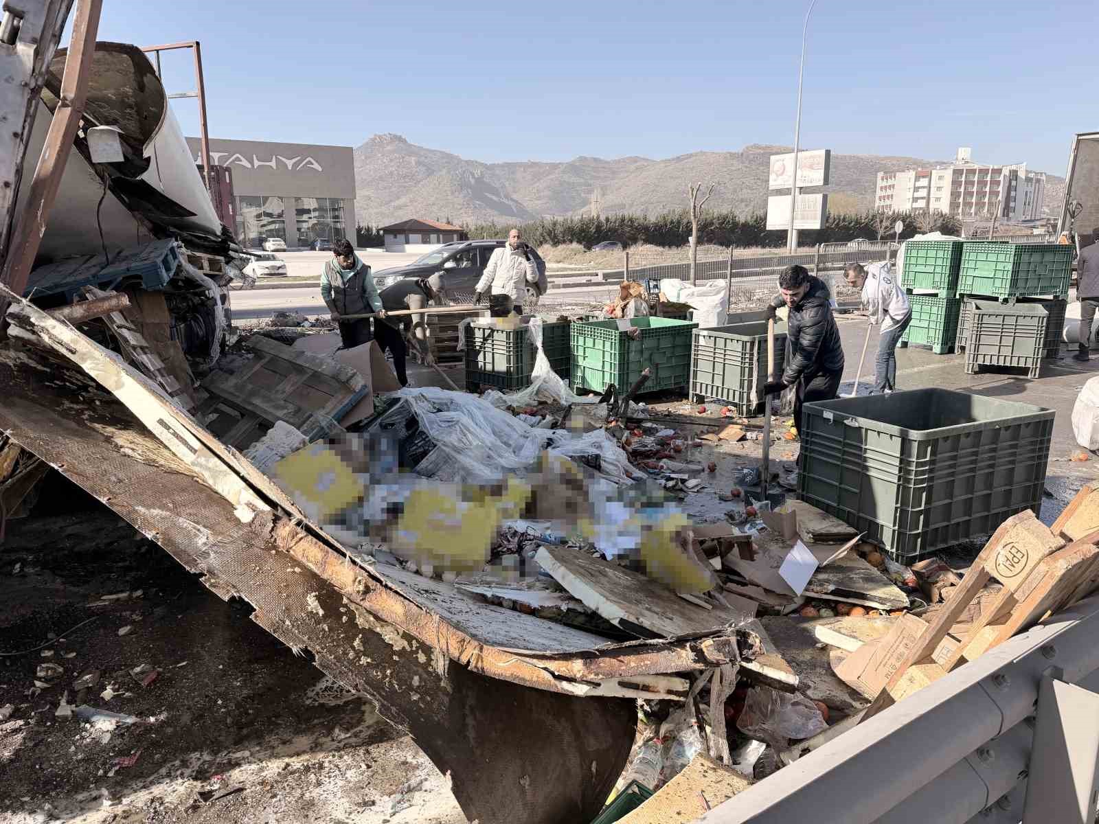 Gıda malzemesi yüklü tır refüje girdi: 1 yaralı
