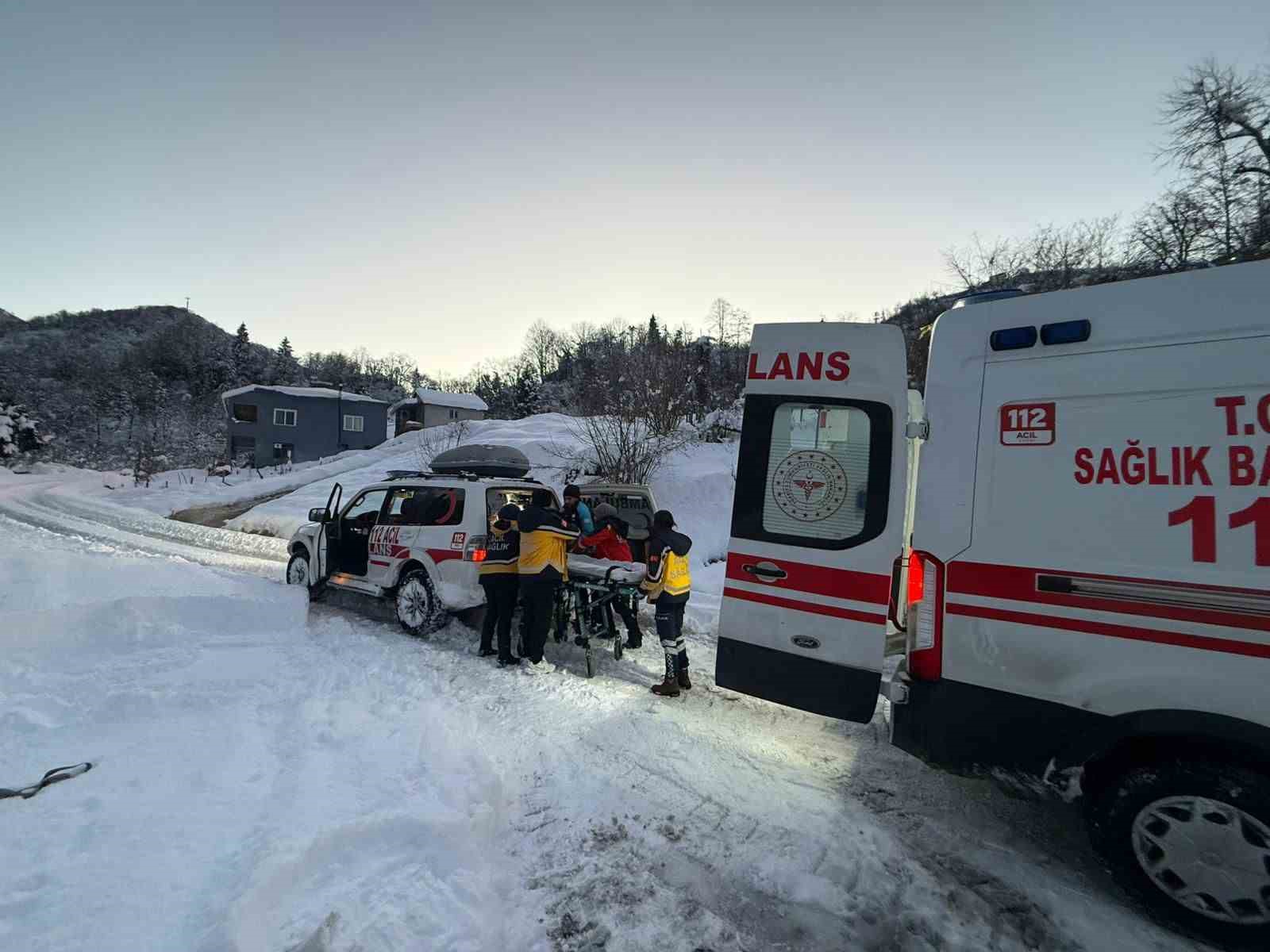 Giresun UMKE, kar nedeniyle ulaşılamayan köyde hastaya umut oldu
