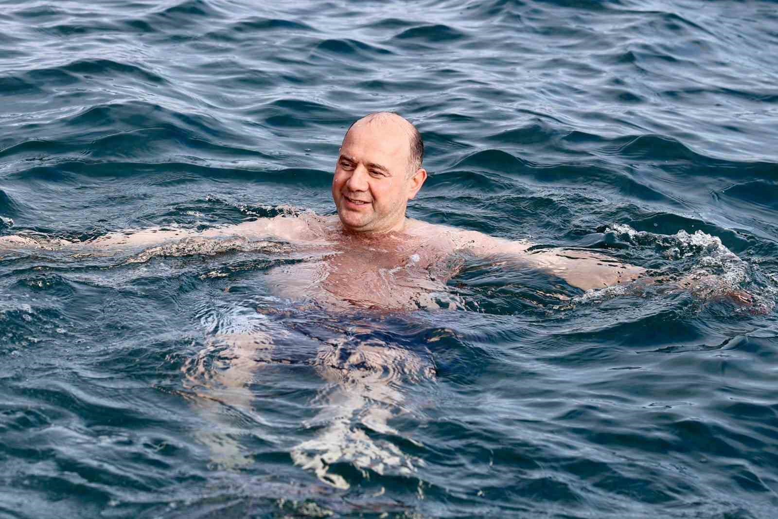 Giresun Valisi Serdengeçti’den kış ortasında deniz keyfi
