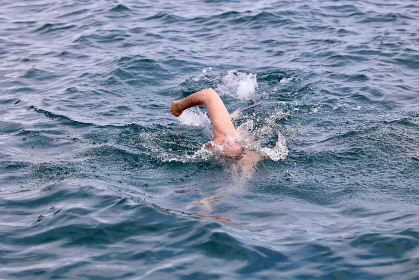 Giresun Valisi Serdengeçti’den kış ortasında deniz keyfi
