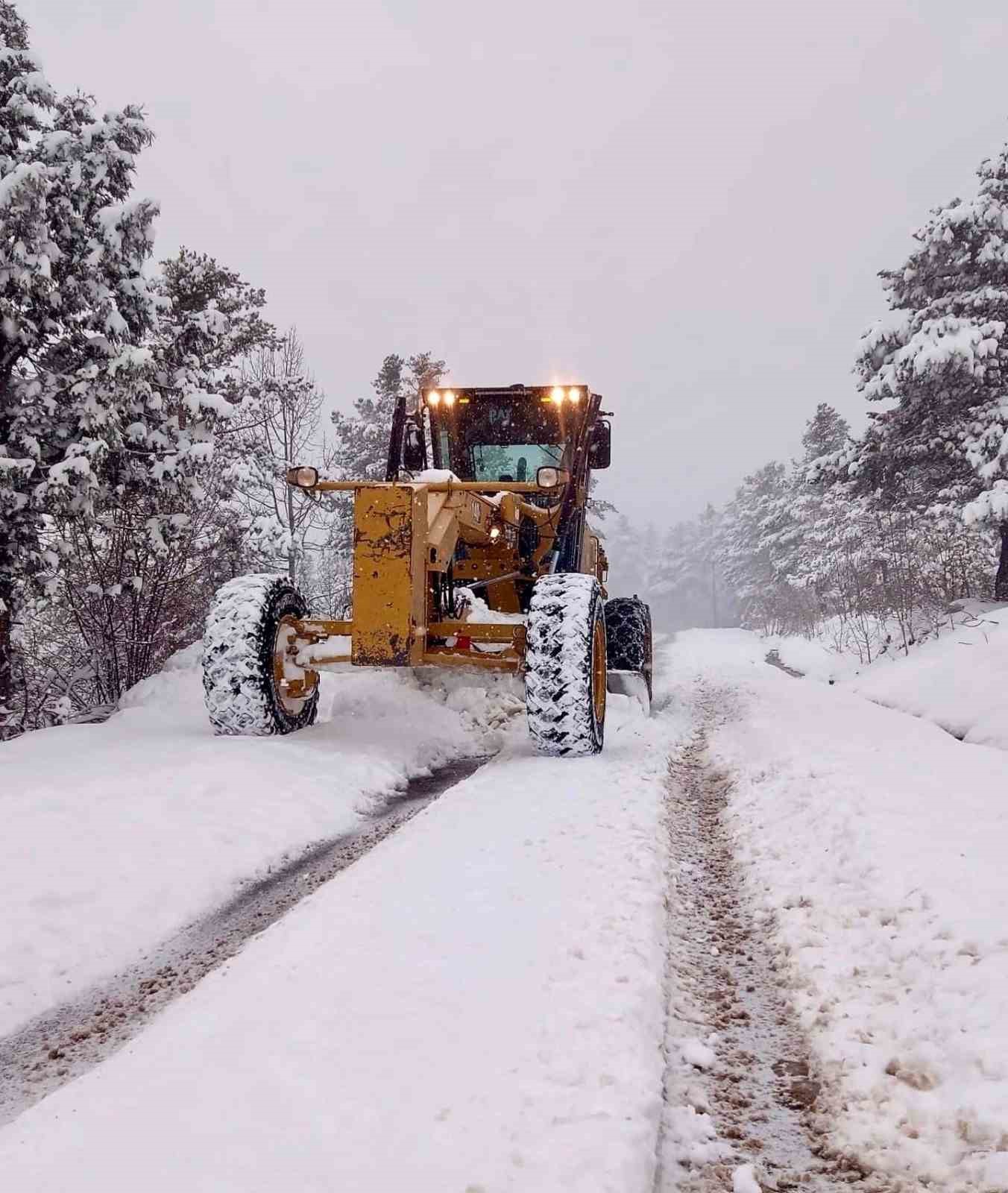 Giresun’da 367 köy yolu ulaşıma kapandı
Giresun’da 367 köy yolu ulaşıma kapandı