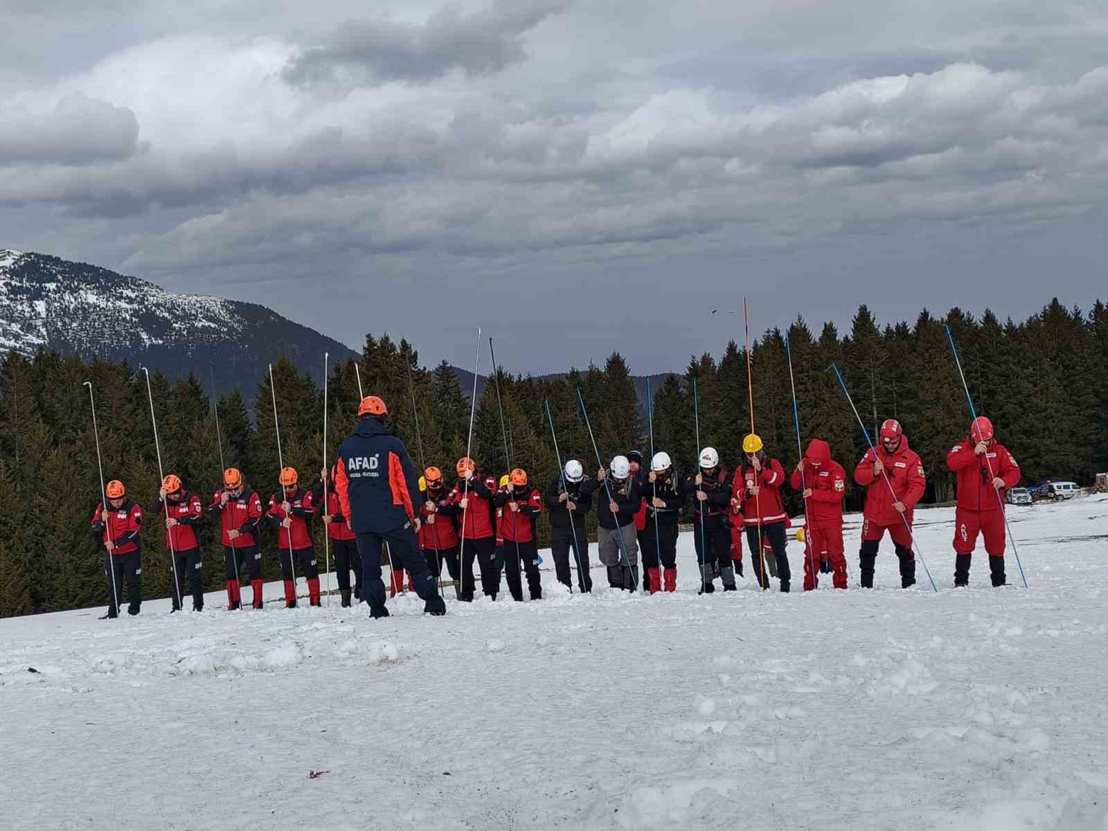 Giresun’da çığ tatbikatı gerçeğini aratmadı
