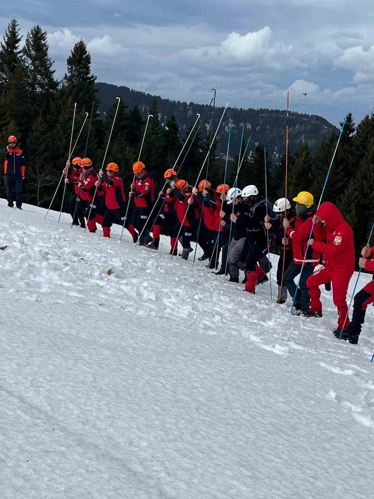 Giresun’da çığ tatbikatı gerçeğini aratmadı
