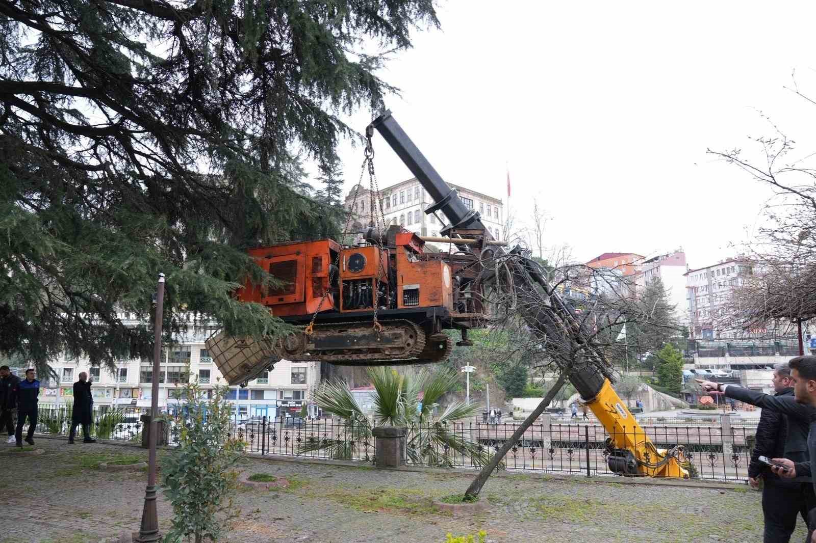 Giresun’da izinsiz olduğu belirtilen sondaj çalışması belediye tarafından durduruldu
Giresun’da izinsiz olduğu belirtilen sondaj çalışması belediye tarafından durduruldu