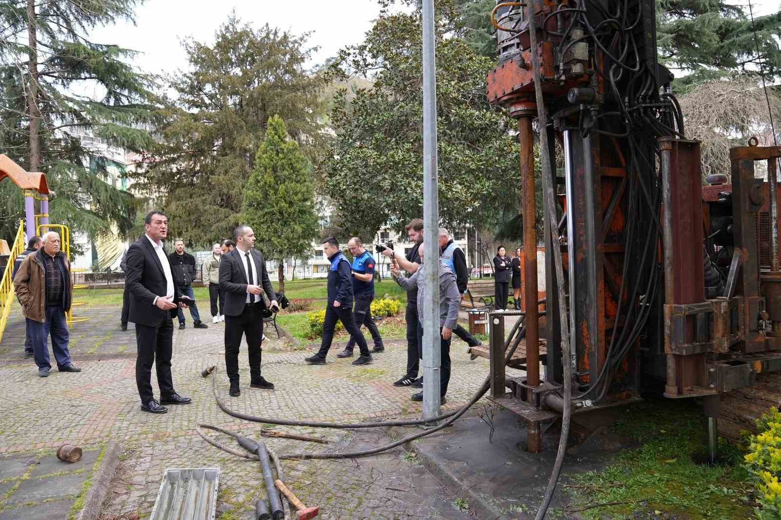 Giresun’da izinsiz olduğu belirtilen sondaj çalışması belediye tarafından durduruldu
Giresun’da izinsiz olduğu belirtilen sondaj çalışması belediye tarafından durduruldu
