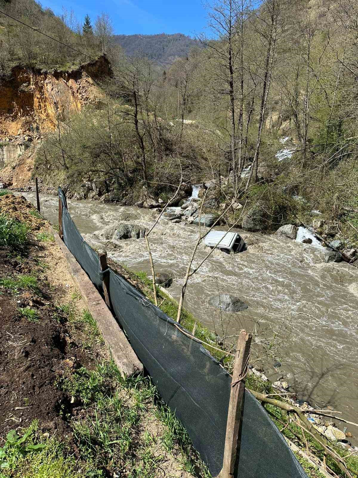 Giresun’da otomobil dereye uçtu: 1 kişi hayatını kaybetti
