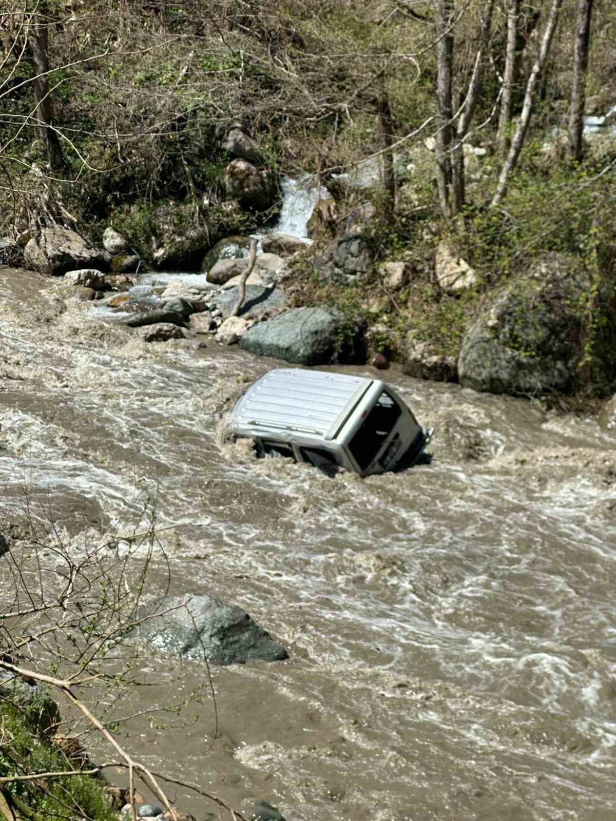 Giresun’da otomobil dereye uçtu: 1 kişi hayatını kaybetti
