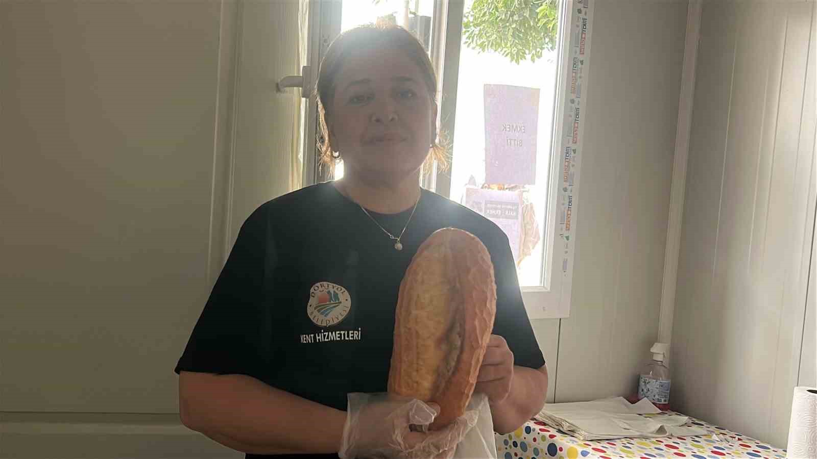 Gizemli hayırsever, Ramazan ayı boyunca günlük 6 bin ekmeği depremzede vatandaşlara ücretsiz dağıtacak
