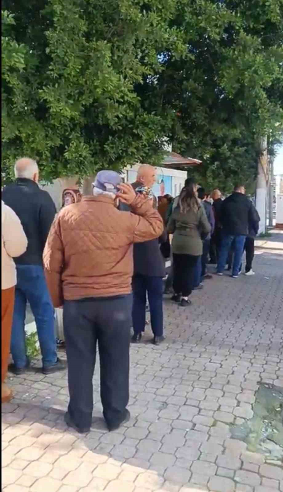 Gizemli hayırsever, Ramazan ayı boyunca günlük 6 bin ekmeği depremzede vatandaşlara ücretsiz dağıtacak
