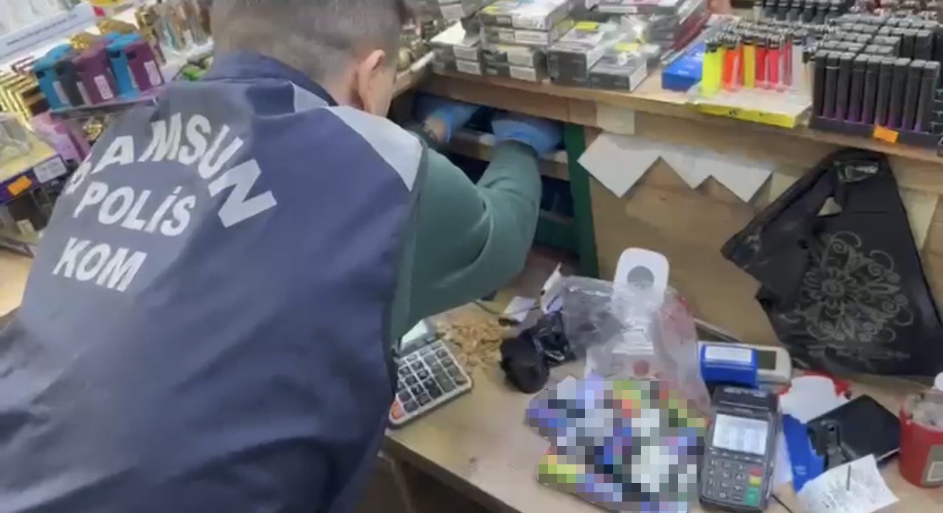 Gizli bölmeli kaçak tütün operasyonu
