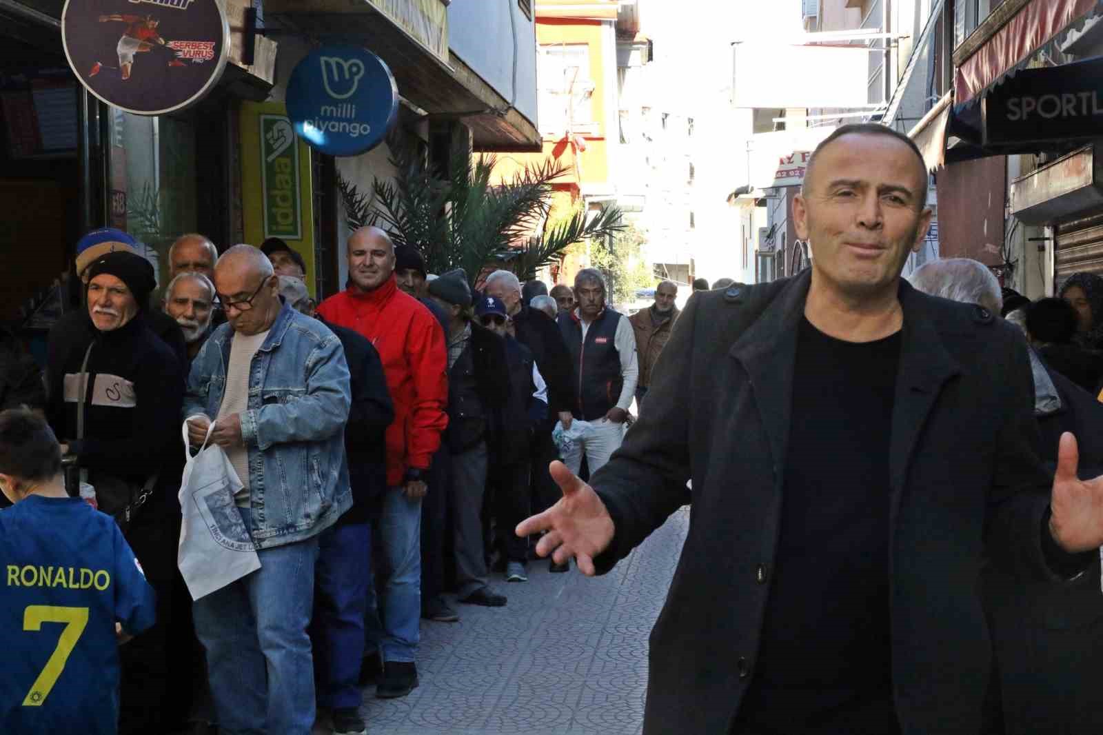 Gizli hayırseverin ücretsiz pide kuyruğu
