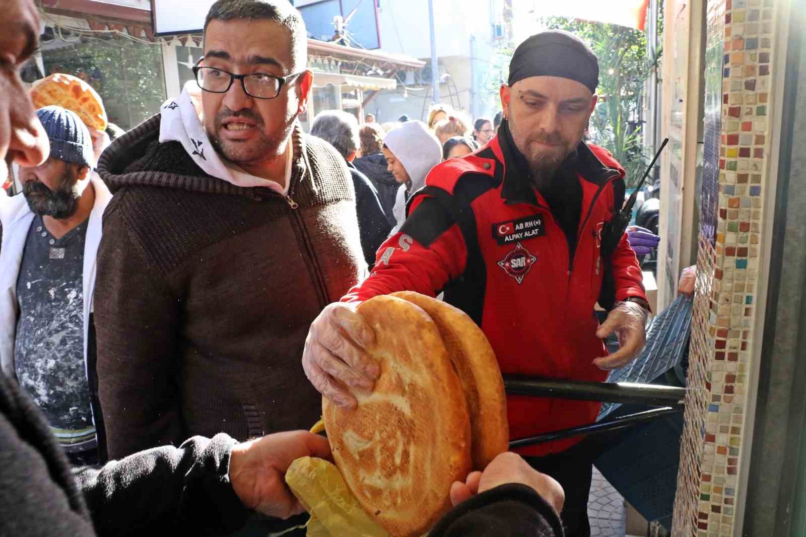 Gizli hayırseverin ücretsiz pide kuyruğu
