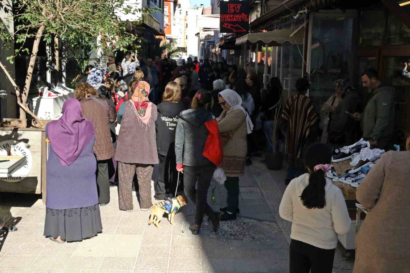 Gizli hayırseverin ücretsiz pide kuyruğu
