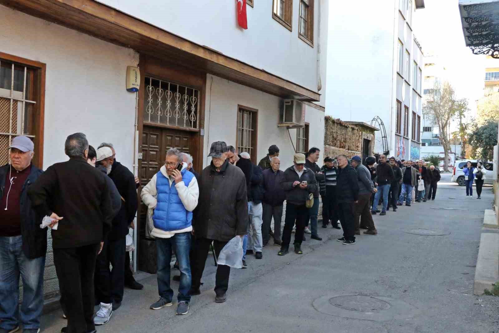 Gizli hayırseverin ücretsiz pide kuyruğu
