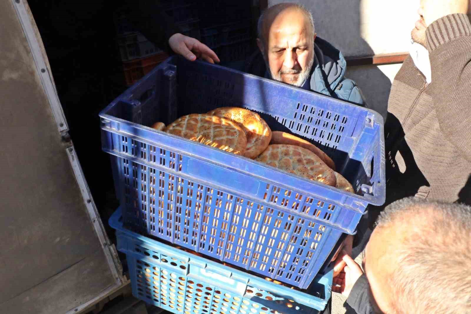 Gizli hayırseverin ücretsiz pide kuyruğu
