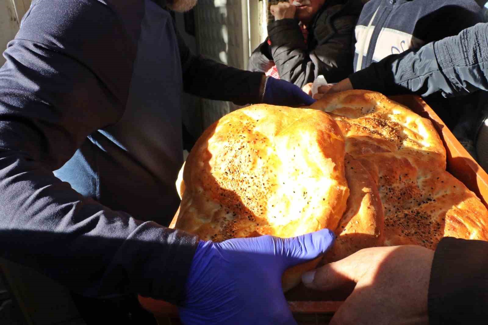 Gizli hayırseverin ücretsiz pide kuyruğu
