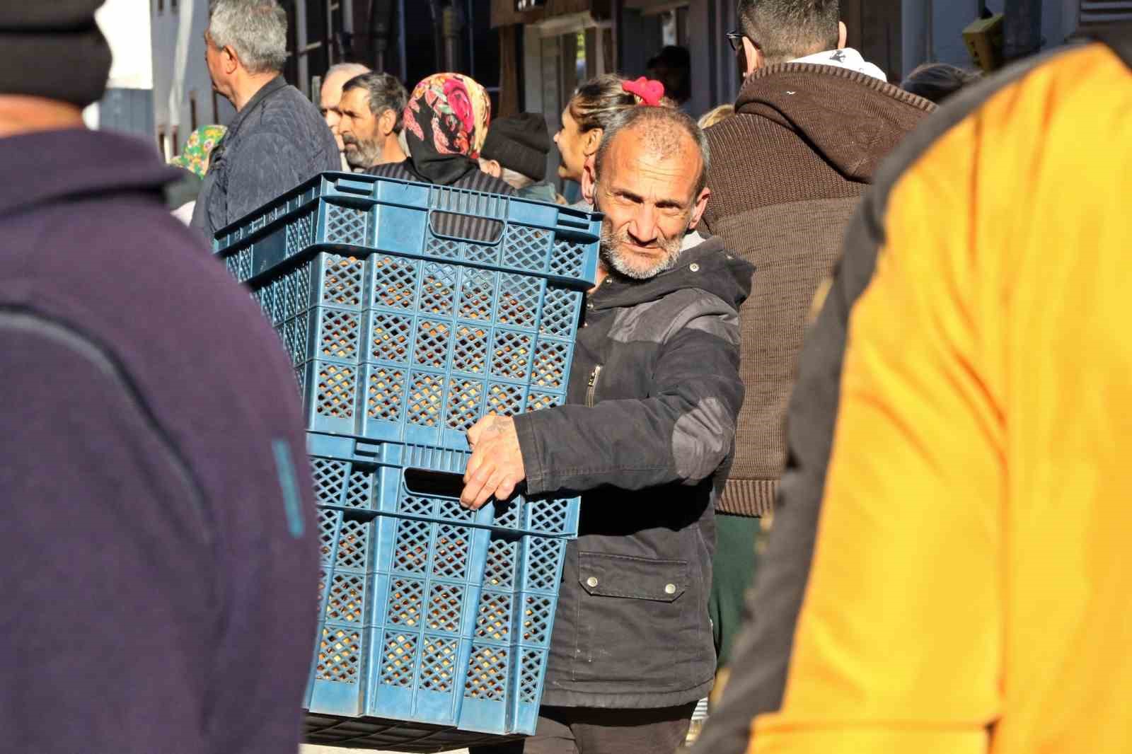 Gizli hayırseverin ücretsiz pide kuyruğu
