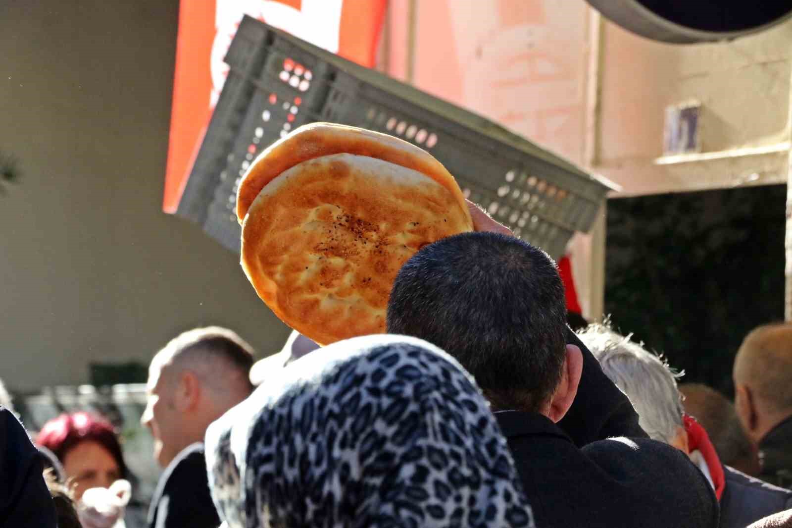 Gizli hayırseverin ücretsiz pide kuyruğu
