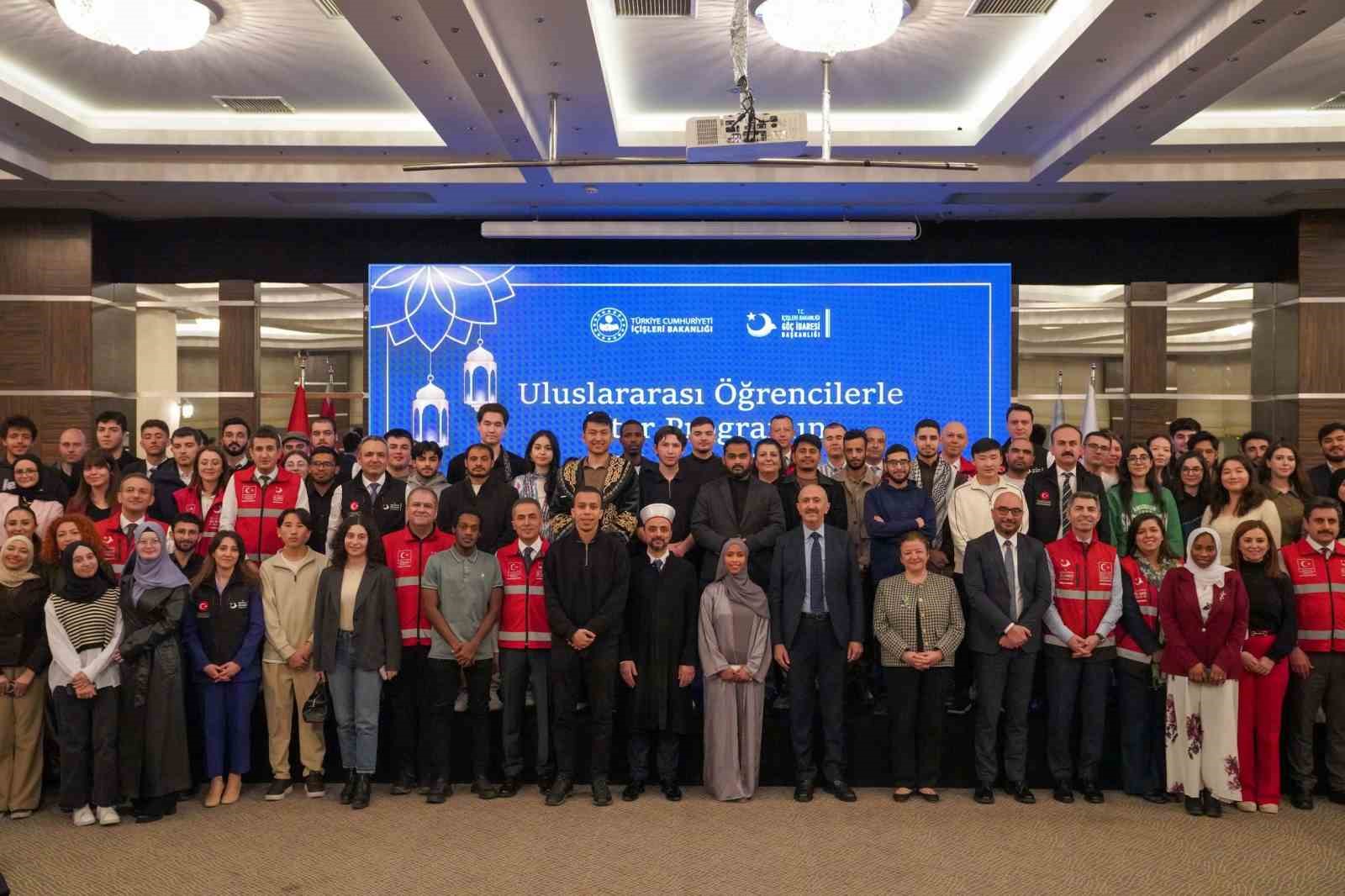 Göç İdaresi Başkanlığı uluslararası öğrencilerle iftar yemeğinde bir araya geldi
Göç İdaresi Başkanlığı uluslararası öğrencilerle iftar yemeğinde bir araya geldi