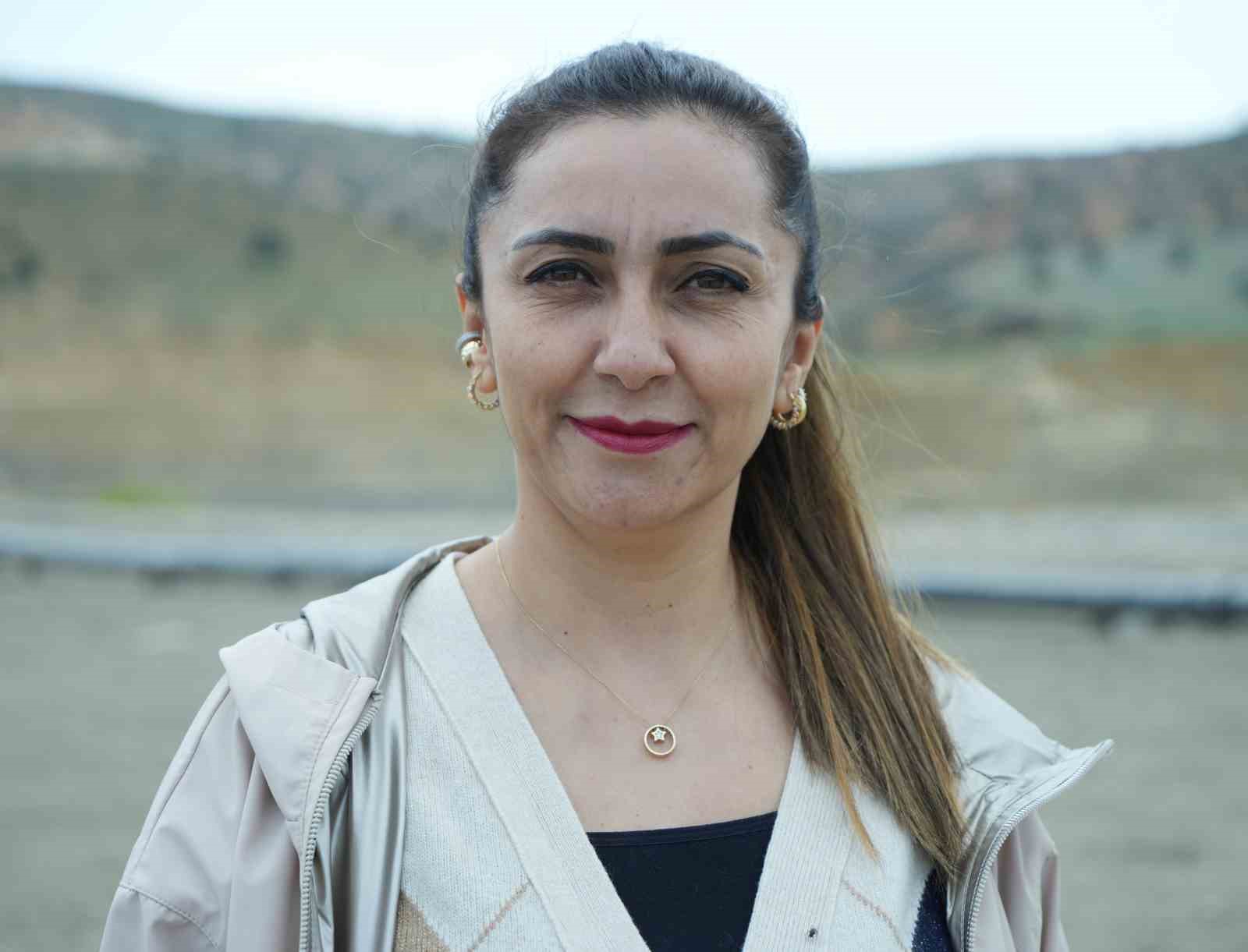 Göç yolculuğunu tamamlayan leylekler, martılarla aynı alanda buluştu
