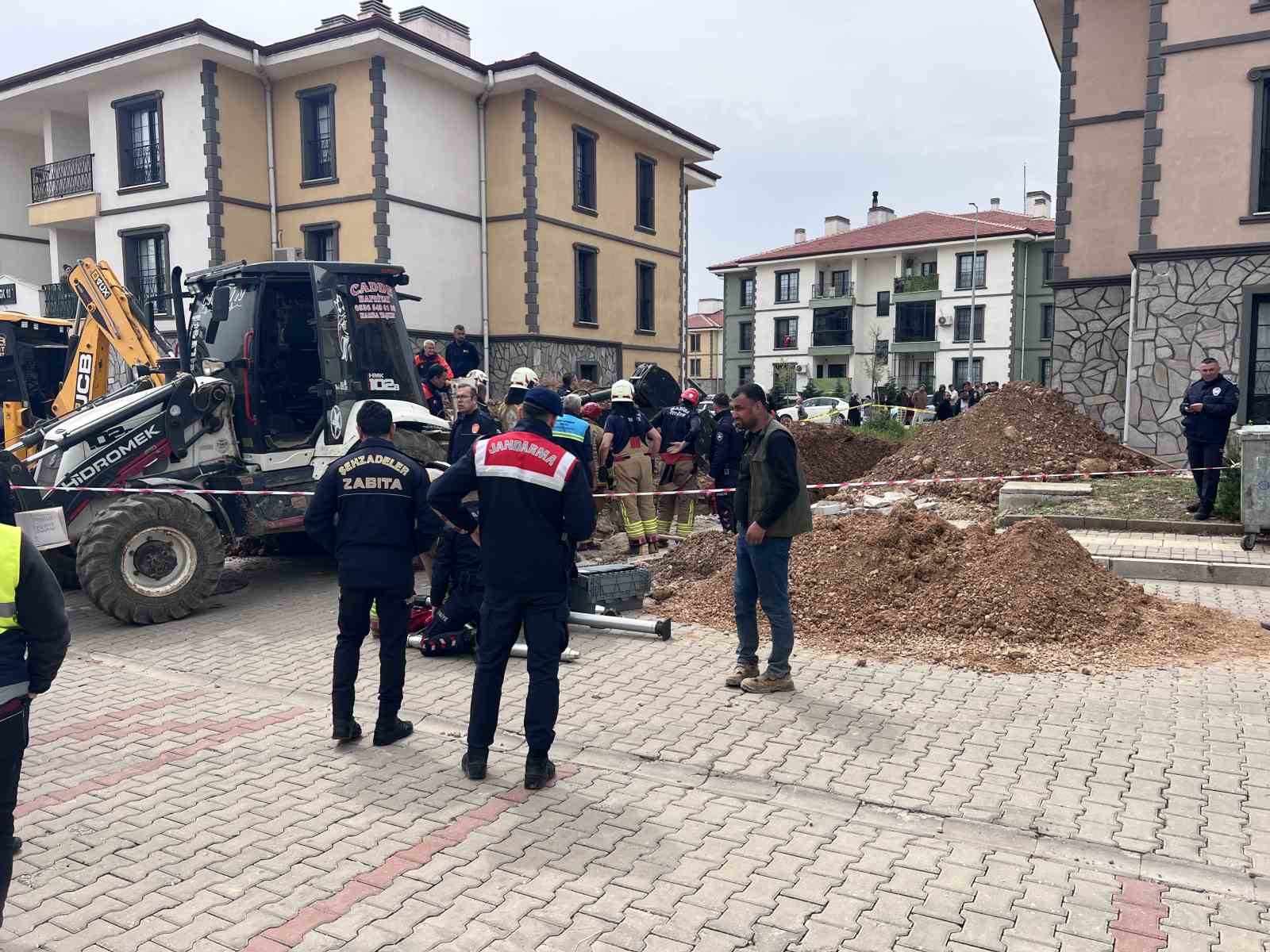 Göçük altında kalan işçi için ekipler seferber oldu
