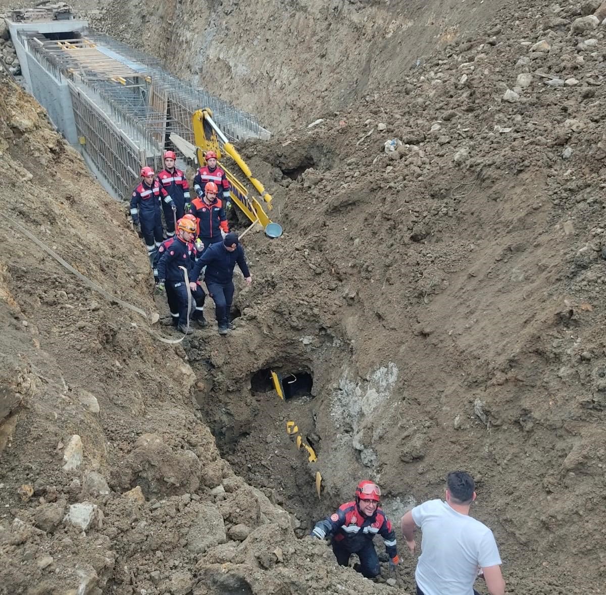 Göçükte toprak altında kalan iş makinesi operatörü kurtarıldı
