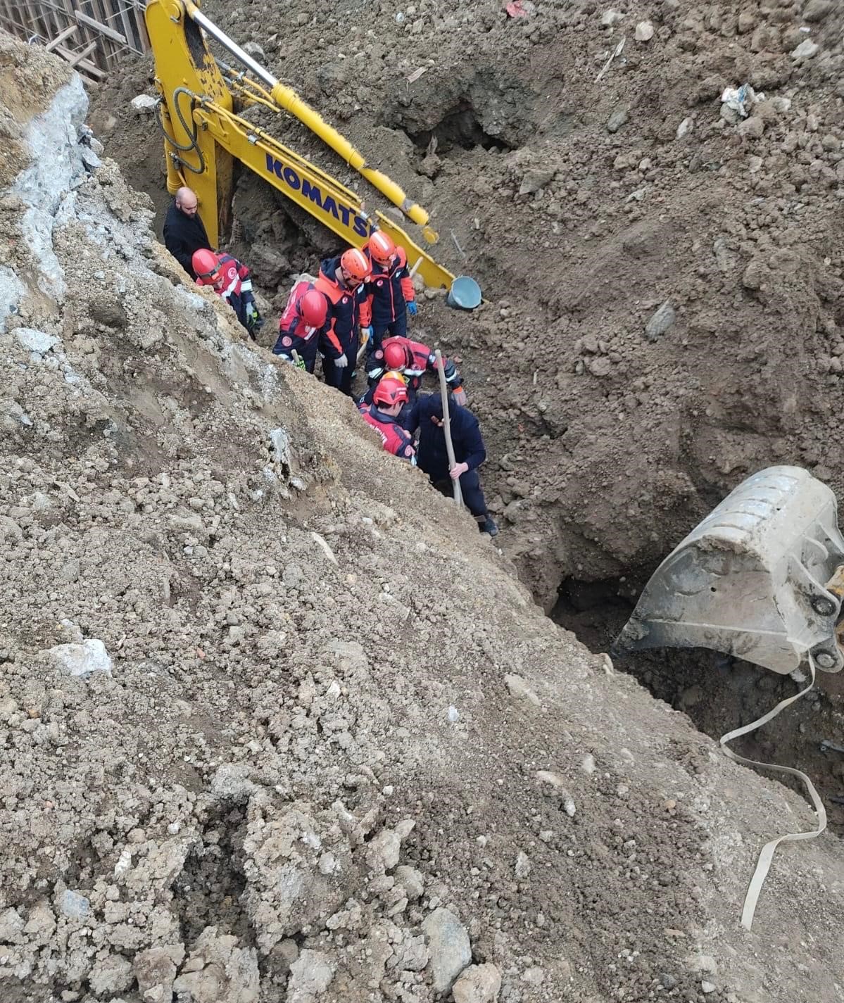 Göçükte toprak altında kalan iş makinesi operatörü kurtarıldı
