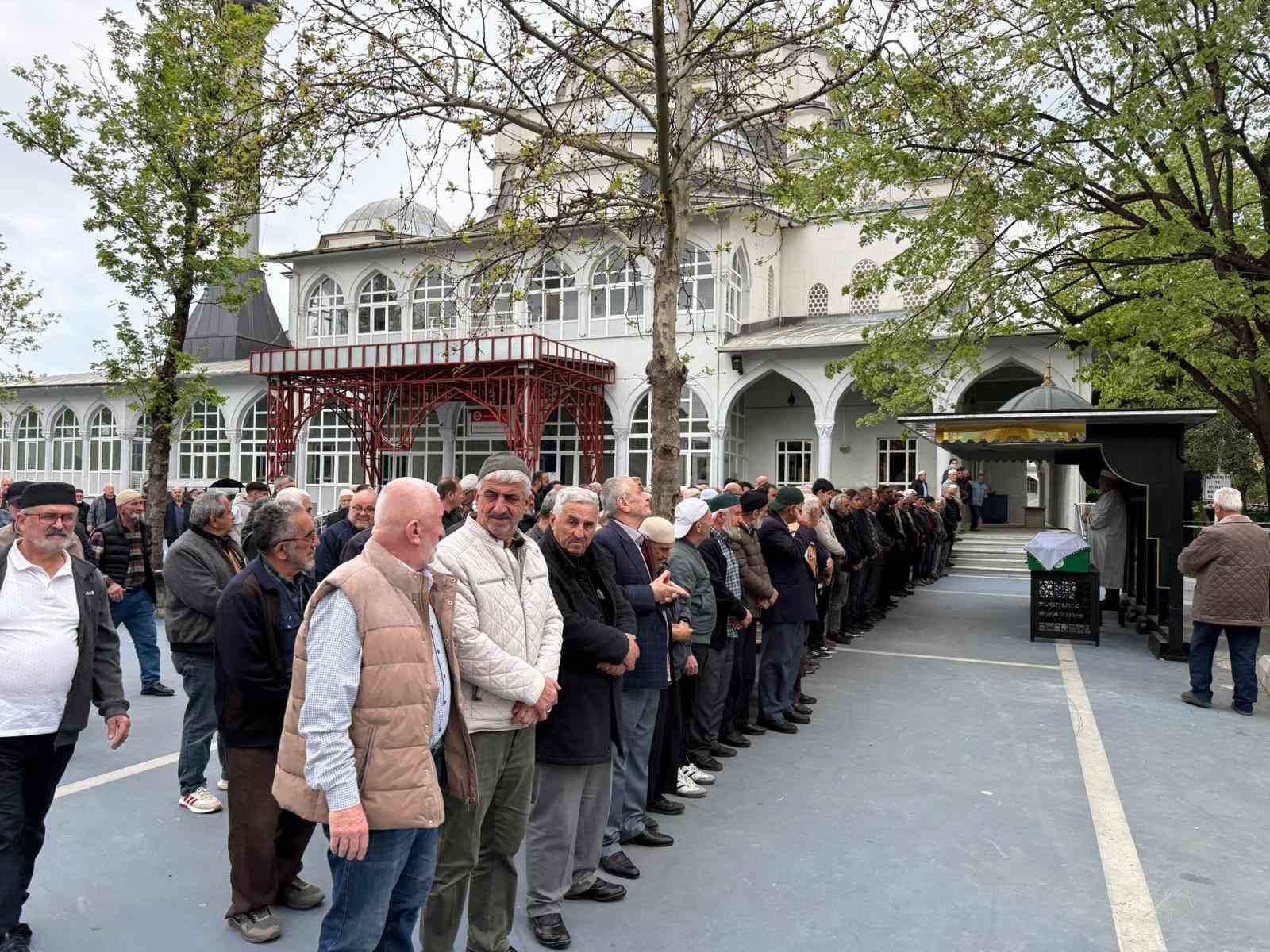 Göğsünden bıçaklanarak hayatını kaybetmişti, son yolculuğuna uğurlandı
