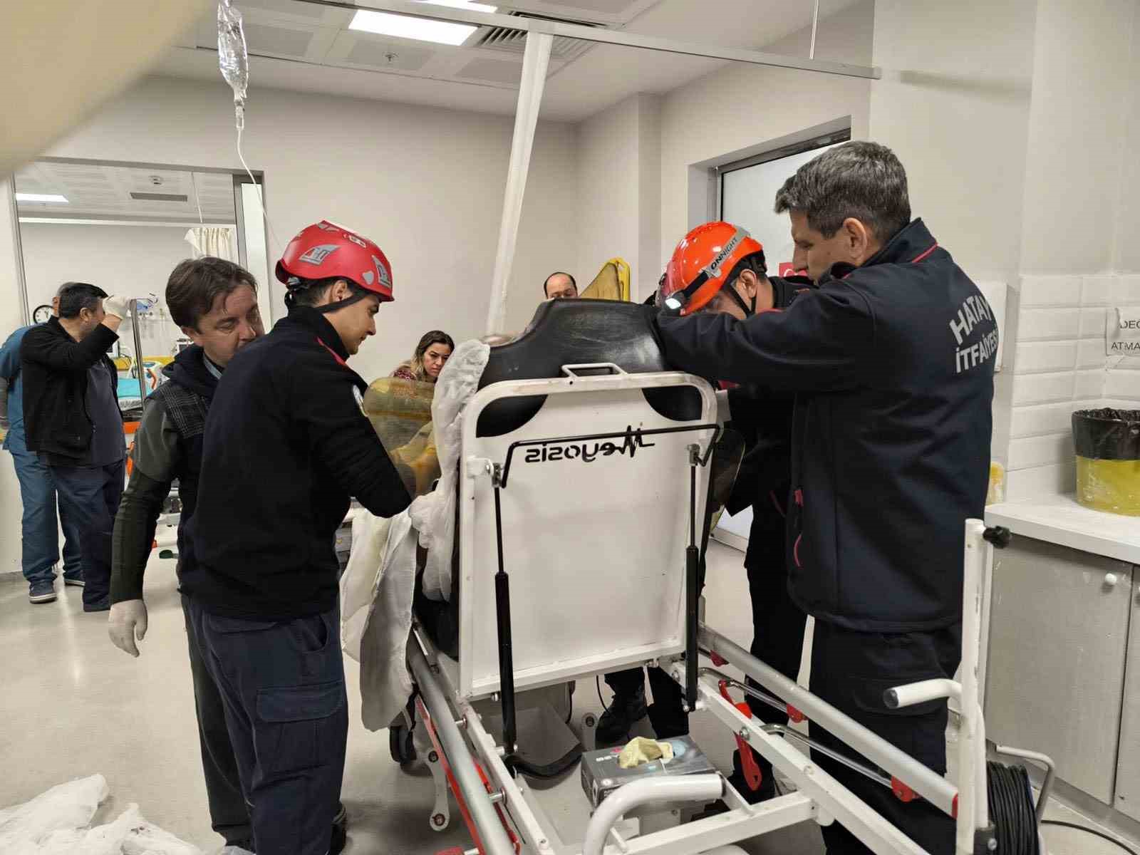 Göğüs boşluğuna demir saplanan hastanın ameliyatına itfaiye girdi
