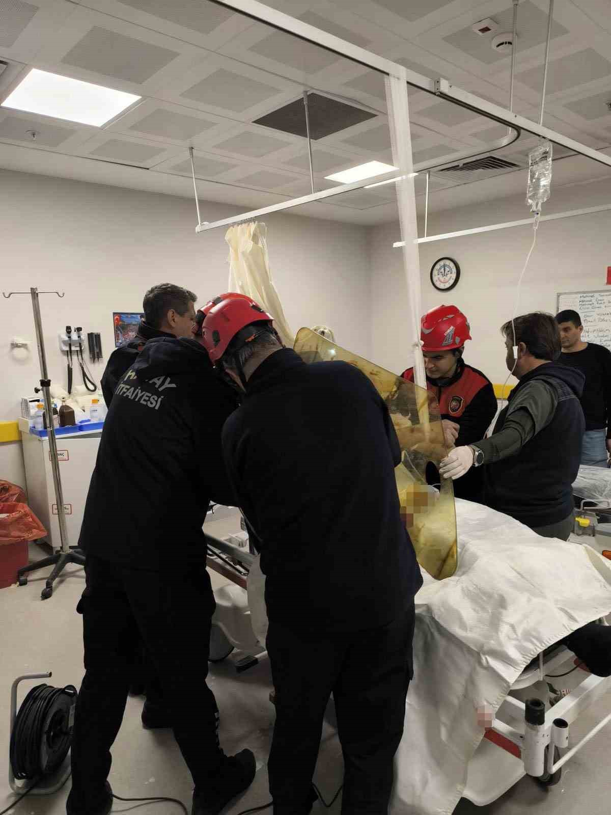 Göğüs boşluğuna demir saplanan hastanın ameliyatına itfaiye girdi
