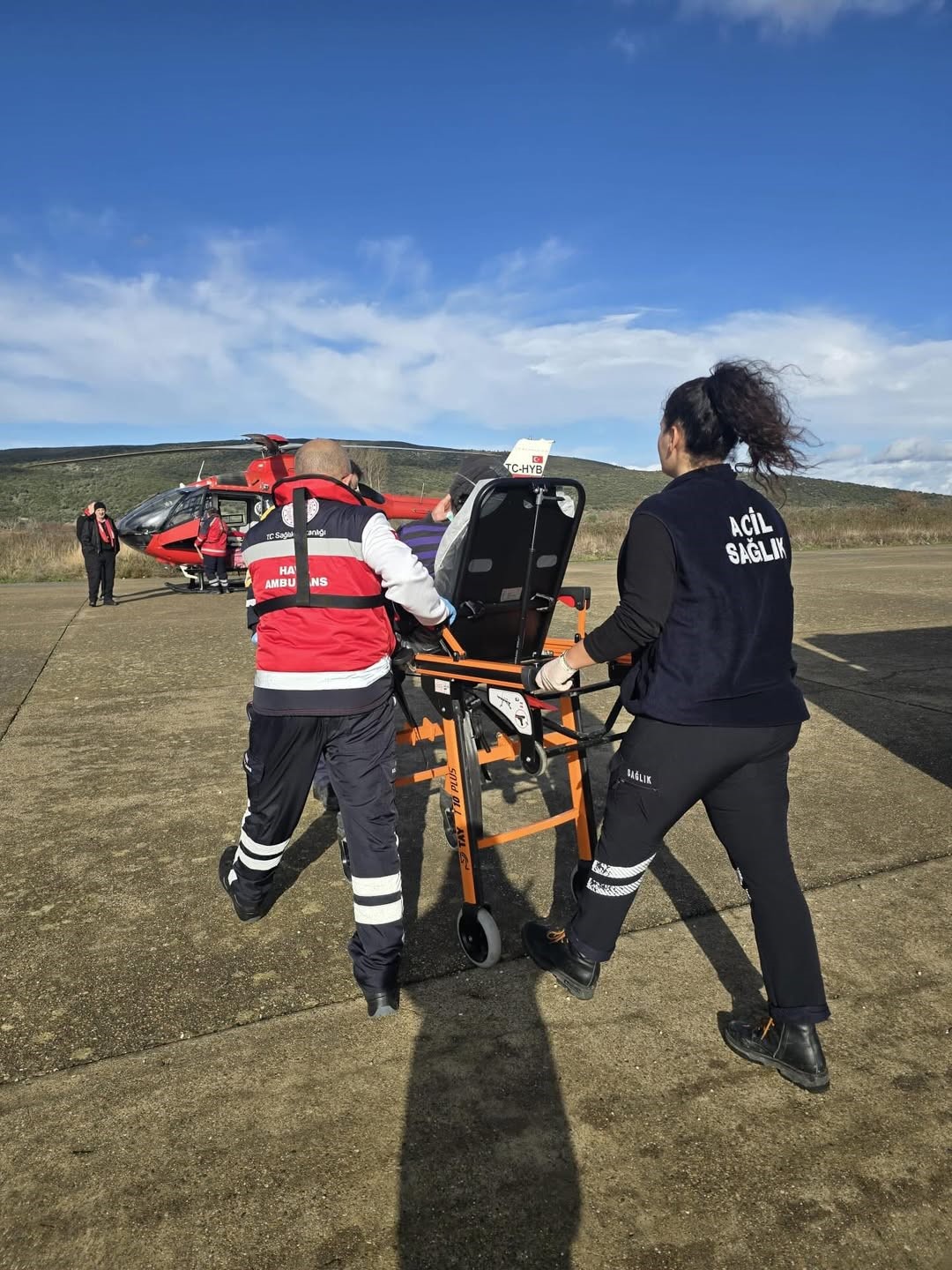 Gökçeada’da rahatsızlanan hasta helikopter ambulansla Çanakkale’ye sevk edildi
