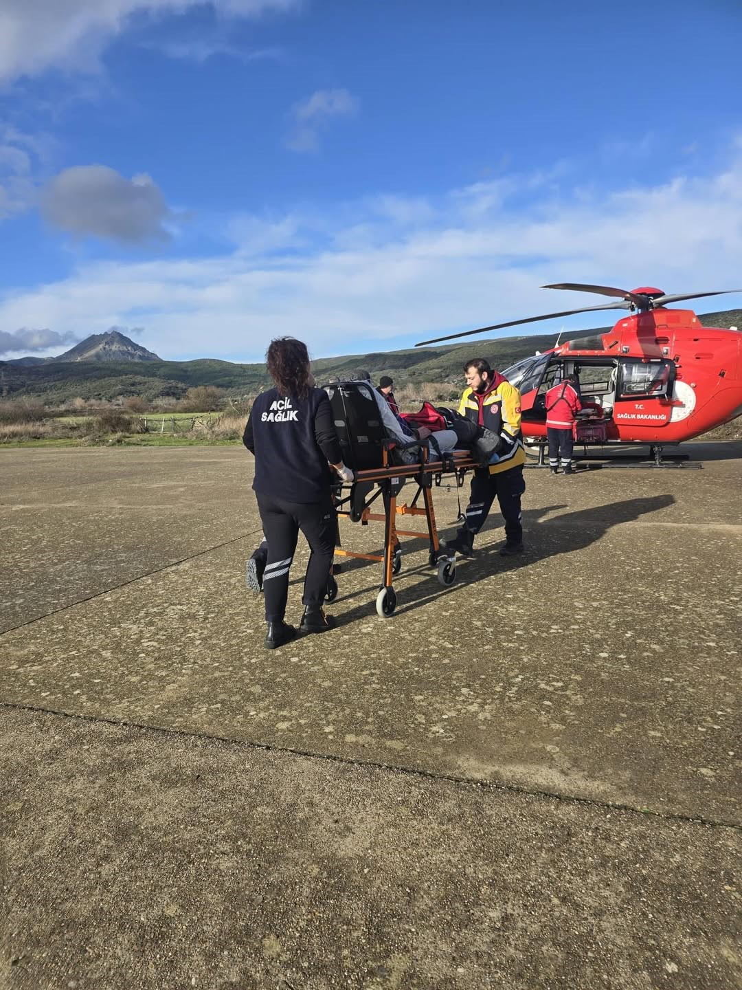 Gökçeada’da rahatsızlanan hasta helikopter ambulansla Çanakkale’ye sevk edildi
