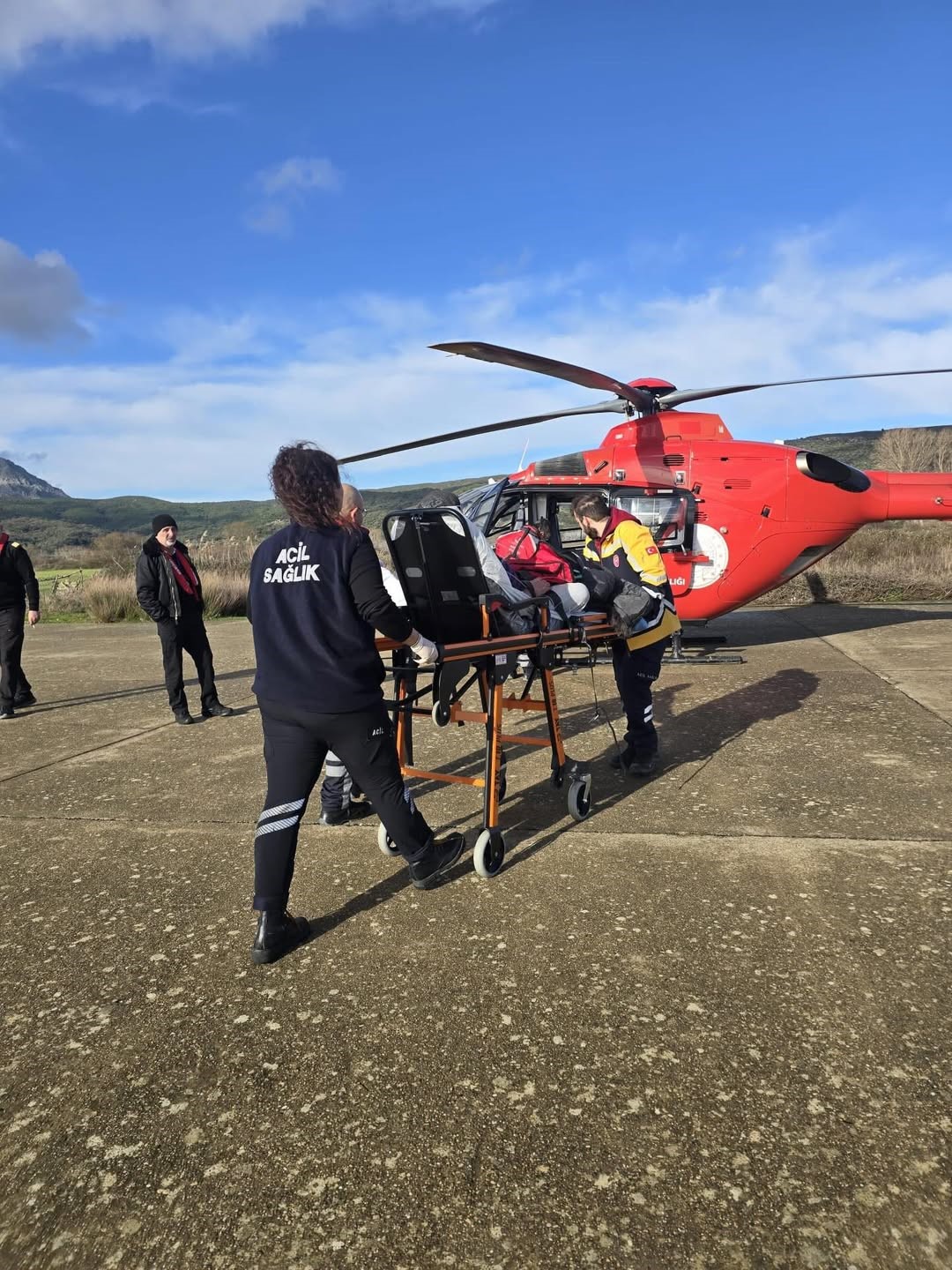 Gökçeada’da rahatsızlanan hasta helikopter ambulansla Çanakkale’ye sevk edildi
