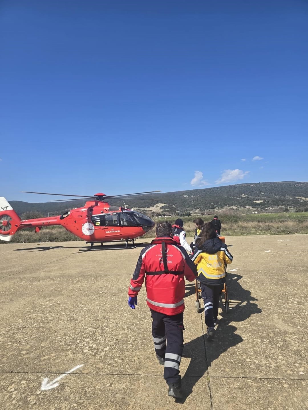 Gökçeada’da rahatsızlanan hasta helikopter ambulansla Çanakkale’ye sevk edildi
