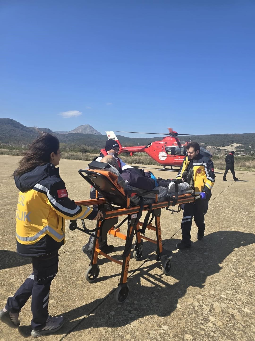 Gökçeada’da rahatsızlanan hasta helikopter ambulansla Çanakkale’ye sevk edildi
