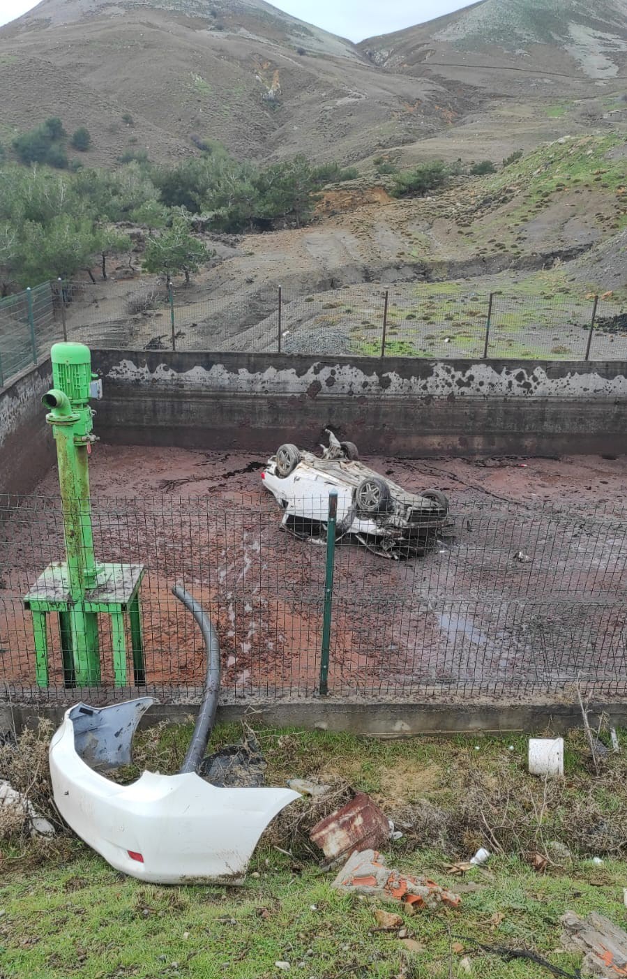 Gökçeada’da yoldan çıkan otomobil fabrikanın bahçesine uçtu: 4 yaralı
