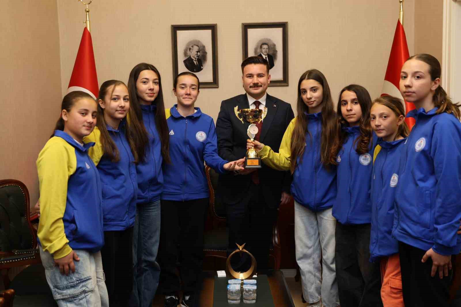 Gökçeada’nın şampiyon kızları kaymakamlık makamında ağırlandı
