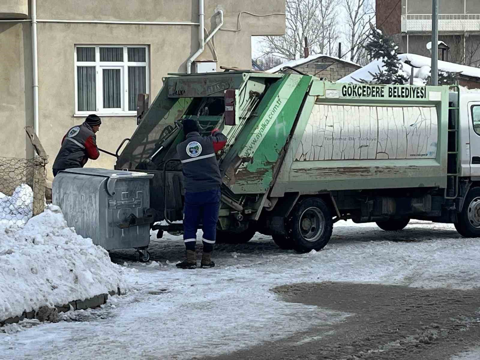 Gökçedere’de karla mücadele çalışmaları sürüyor
