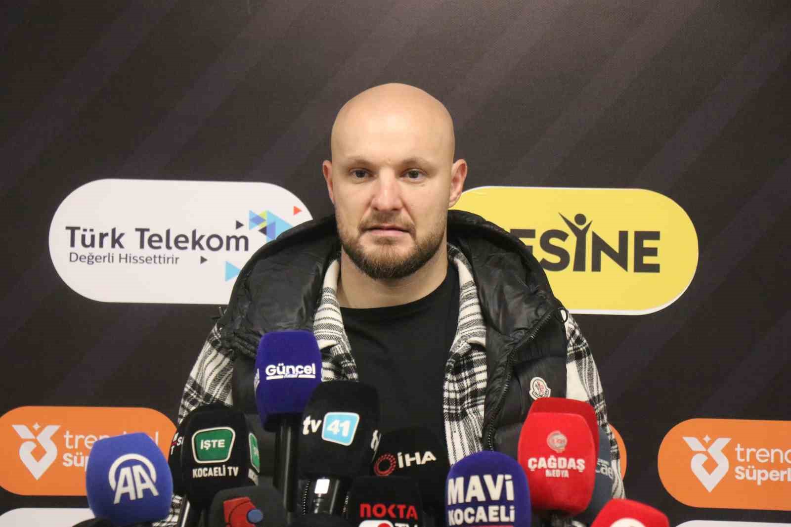 Gökhan Değirmenci: "Penaltı gibi gözüküyor, maalesef verilmedi"
Gökhan Değirmenci: "Penaltı gibi gözüküyor, maalesef verilmedi"