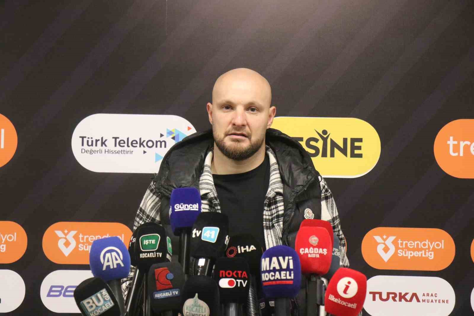 Gökhan Değirmenci: "Penaltı gibi gözüküyor, maalesef verilmedi"
Gökhan Değirmenci: "Penaltı gibi gözüküyor, maalesef verilmedi"