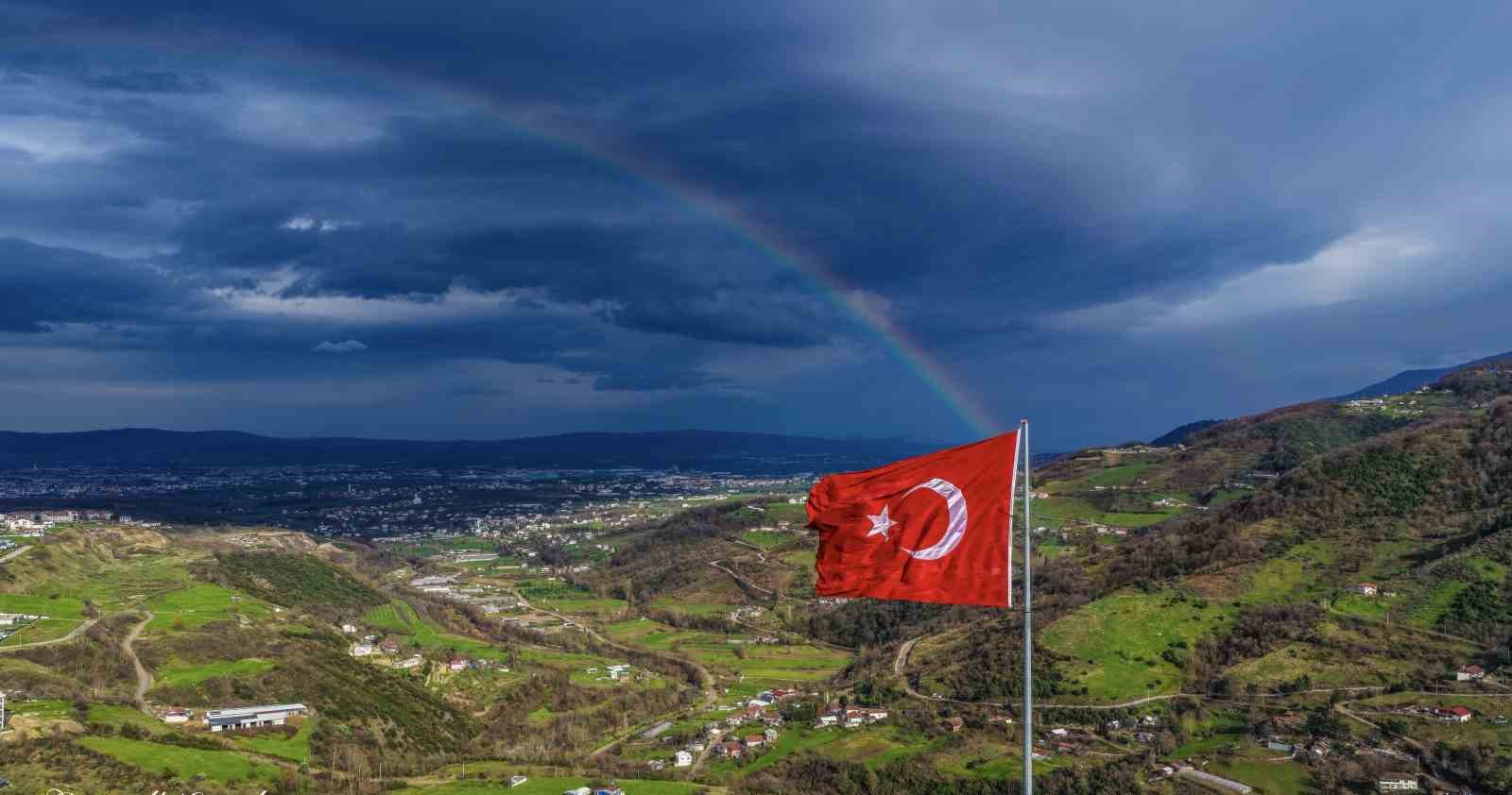 Gökkuşağı ve Türk bayrağı aynı karede buluştu
