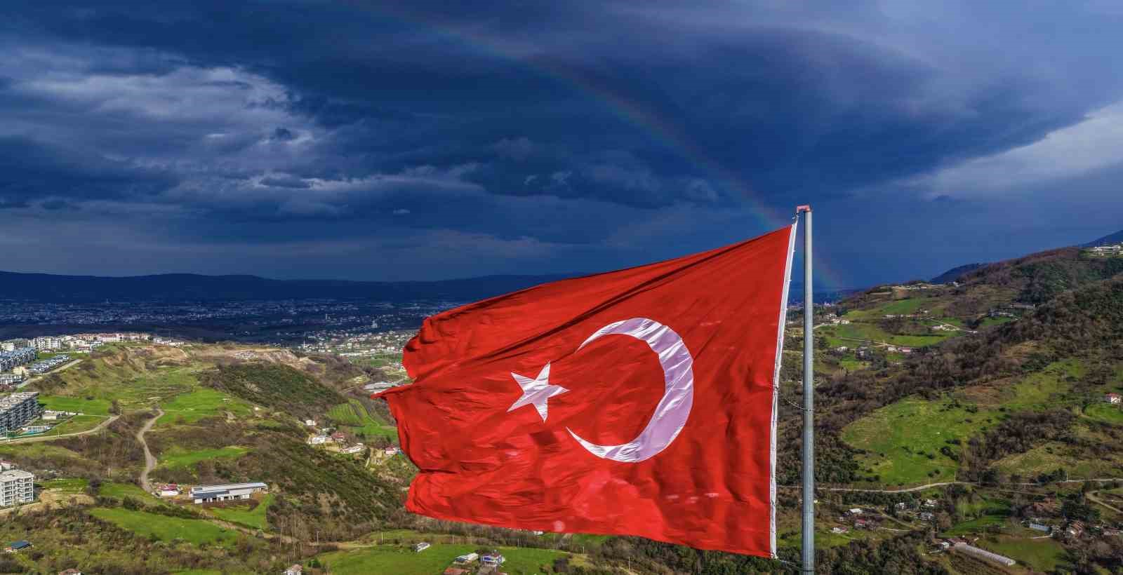 Gökkuşağı ve Türk bayrağı aynı karede buluştu
