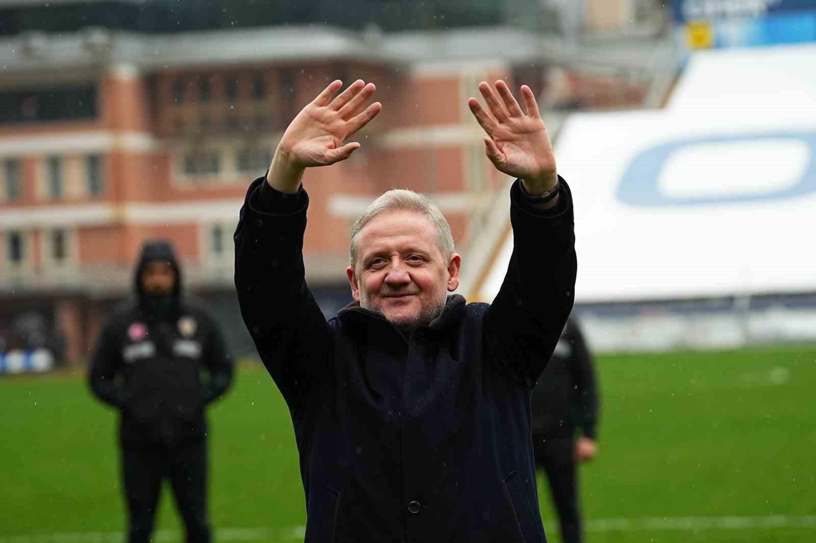 Göksel Gümüşdağ, galibiyet sonrası tribünleri selamladı
