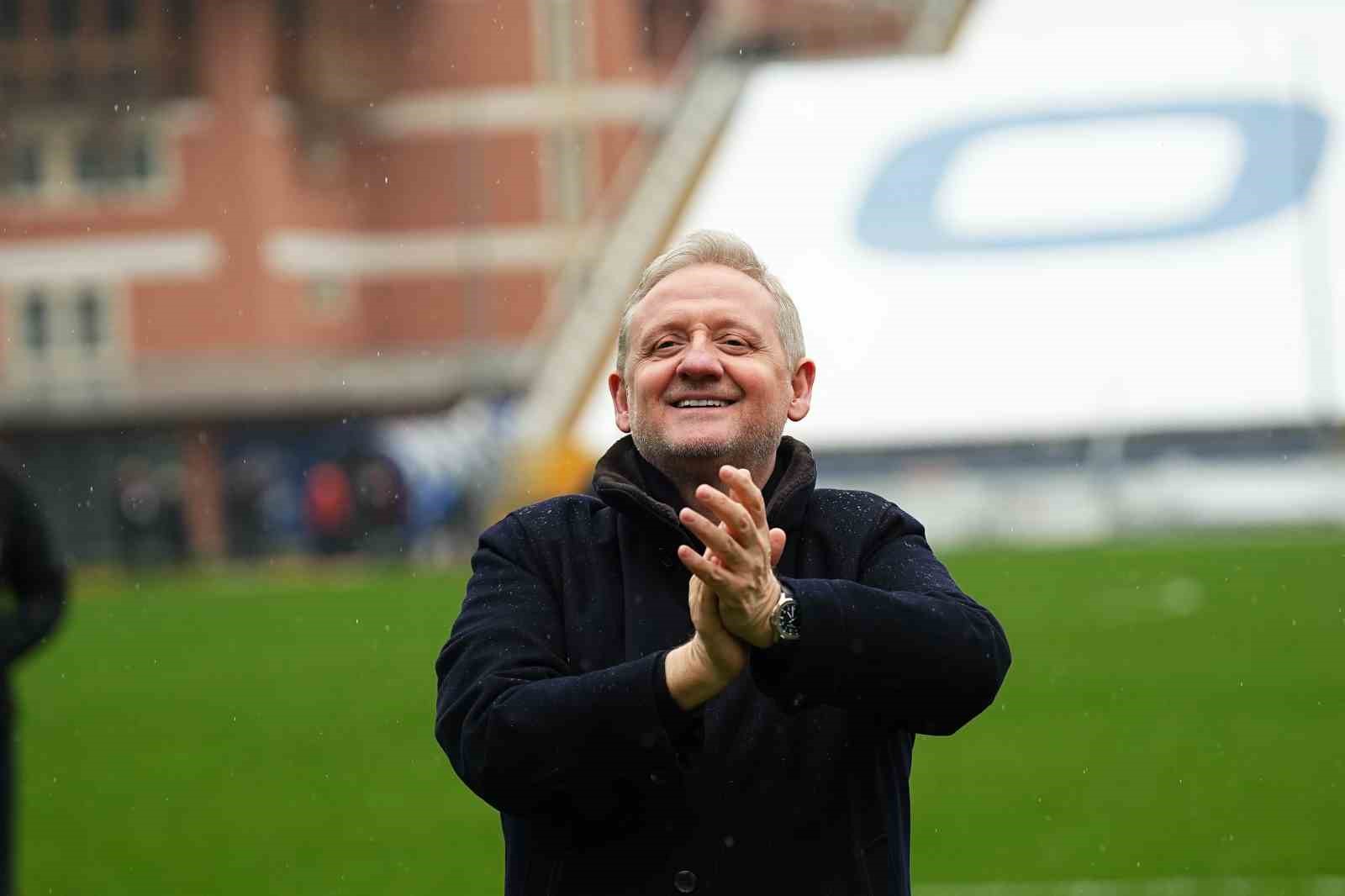 Göksel Gümüşdağ, galibiyet sonrası tribünleri selamladı
