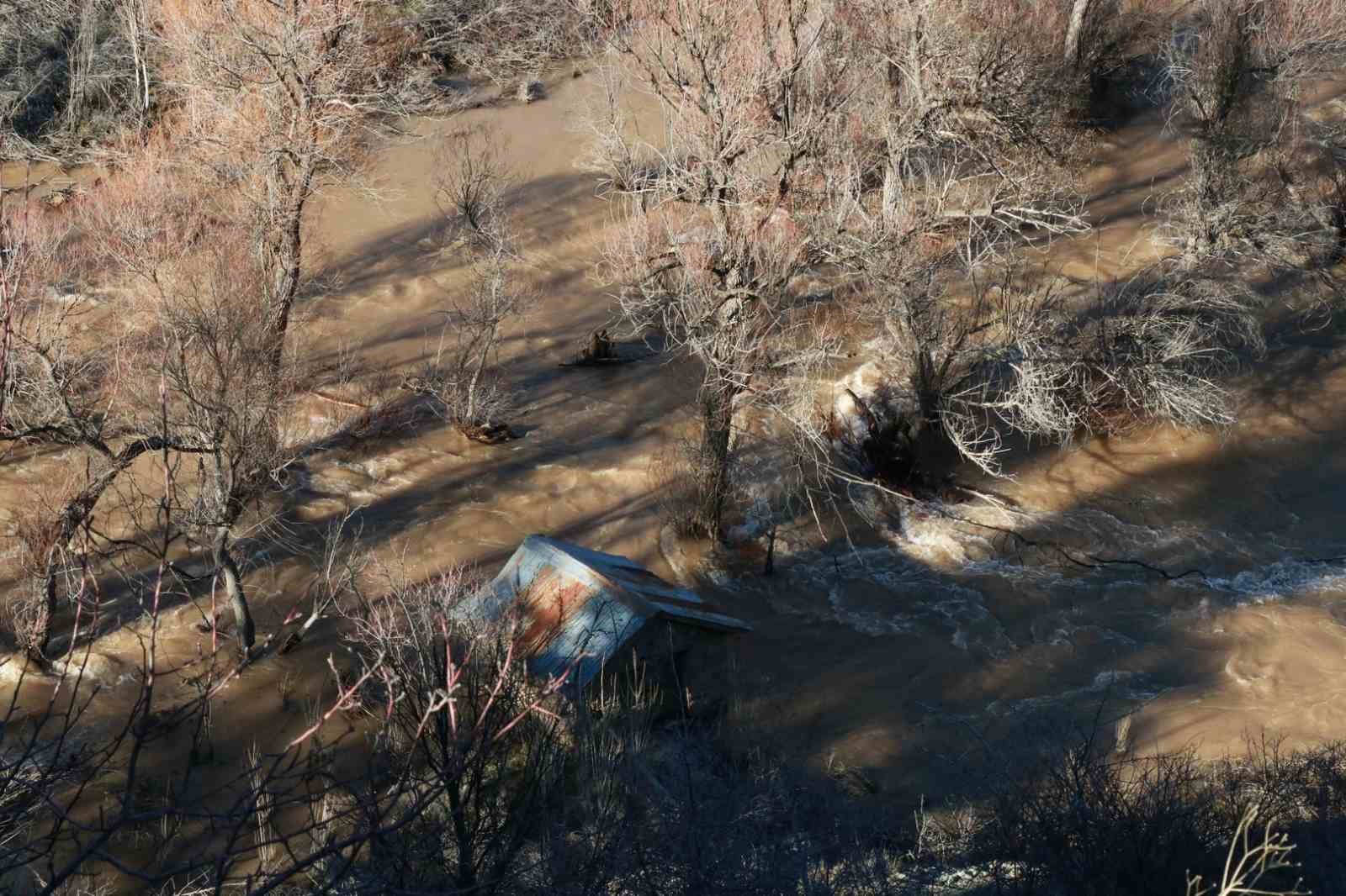 Göksu nehri taştı, tarım arazileri sular altında kaldı
